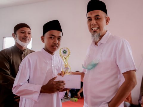 Milad MTS Al-Falah, Wali Kota Dumai Serahkan Piala Kepada Para Tahfidz Qur’an