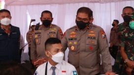 Brigjen Pol Slamet Hadi Supraptoyo bersama Pejabat Utama Polda Jatim, Kabinda Jatim Marsma TNI Rudy Iskandar, serta Forpimda Kabupaten Lamongan, melakukan pengecekan vaksinasi serentak di Lamongan. Sabtu (26/2/2022).