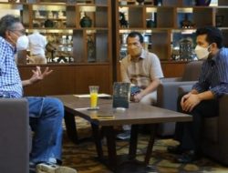 Wagub Jatim, Emil Dardak saat audiensi dengan Direktur Jenderal Mineral dan Batubara Kementerian ESDM Ridwan Djamaluddin di Hotel Gran Melia, DKI Jakarta, Minggu (27/2/2022).
