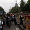 Anggota Satlantas Polresta Sidoarjo, saat menggelar operasi Semeru di traffic light Jalan A. Yani, Sidoarjo.Rabu (2/3/2023)
