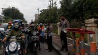 Anggota Satlantas Polresta Sidoarjo, saat menggelar operasi Semeru di traffic light Jalan A. Yani, Sidoarjo.Rabu (2/3/2023)