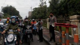 Anggota Satlantas Polresta Sidoarjo, saat menggelar operasi Semeru di traffic light Jalan A. Yani, Sidoarjo.Rabu (2/3/2023)
