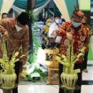 Bupati Muhdlor, saat membuka pameran Keris dan Benda Pusaka di Kantor Dinas Pemuda Olahraga dan Pariwisata Sidoarjo. Rabu sore. (2/3/2022).