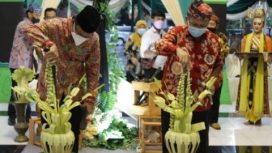 Bupati Muhdlor, saat membuka pameran Keris dan Benda Pusaka di Kantor Dinas Pemuda Olahraga dan Pariwisata Sidoarjo. Rabu sore. (2/3/2022).