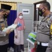 Kapolres Bondowoso AKBP Wimboko, saat menyambangi bayi yang baru ditemukan di  Puskesmas Curahdami Bondowoso Desa Poncogati, RT 9 RW 02, Kecamatan Curahdami,Rabu (2/3/2022).