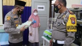 Kapolres Bondowoso AKBP Wimboko, saat menyambangi bayi yang baru ditemukan di  Puskesmas Curahdami Bondowoso Desa Poncogati, RT 9 RW 02, Kecamatan Curahdami,Rabu (2/3/2022).