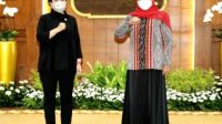 Gubernur Jawa Timur Khofifah Indar Parawansa bersama Ketua DPR RI Puan Maharani di Gedung Negara Grahadi, Rabu (2/3/2022).