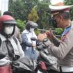 Satlantas Polresta Sidoarjo saat memberikan himbauan tertib lalin serta edukasi Prokes Pada Pengendara di traffic light jalan Pagerwojo , Sidoarjo.Jum'at 4/3/2022).