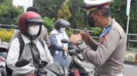 Satlantas Polresta Sidoarjo saat memberikan himbauan tertib lalin serta edukasi Prokes Pada Pengendara di traffic light jalan Pagerwojo , Sidoarjo.Jum'at 4/3/2022).