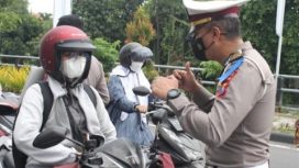 Satlantas Polresta Sidoarjo saat memberikan himbauan tertib lalin serta edukasi Prokes Pada Pengendara di traffic light jalan Pagerwojo , Sidoarjo.Jum'at 4/3/2022).