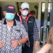 Terpidana Agustinus Tri Siwi Roy Tjahjoko (kiri) saat diamankan Tim Tabur Kejati di Perumahan Taman Tiara Regency Blok I-18, Jumat (4/3/2022).