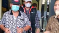 Terpidana Agustinus Tri Siwi Roy Tjahjoko (kiri) saat diamankan Tim Tabur Kejati di Perumahan Taman Tiara Regency Blok I-18, Jumat (4/3/2022).