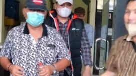Terpidana Agustinus Tri Siwi Roy Tjahjoko (kiri) saat diamankan Tim Tabur Kejati di Perumahan Taman Tiara Regency Blok I-18, Jumat (4/3/2022).
