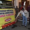 Gubernur Jatim Khofifah Indar Parawansa, saat  memberangkatkan truk pengangkut minyak goreng di Gedung Negara Jum'at (4/3/2022).