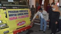 Gubernur Jatim Khofifah Indar Parawansa, saat memberangkatkan truk pengangkut minyak goreng di Gedung Negara Jum'at (4/3/2022).