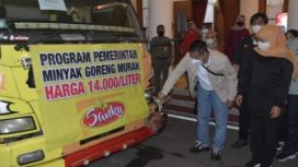 Gubernur Jatim Khofifah Indar Parawansa, saat  memberangkatkan truk pengangkut minyak goreng di Gedung Negara Jum'at (4/3/2022).