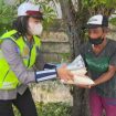 Polwan Ditlantas Polda Jatim, saat memberi himbauan kepada masyarakat untuk mematuhi protokol kesehatan (Prokes), Jumat (4/3/2022)