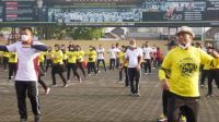 Dahlan Iskan bersama Kapolresta Sidoarjo Kombes Pol. Kusumo Wahyu Bintoro menjadi instruktur senam di Polresta Sidoarjo.Sabtu (5/3/2022).