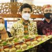 Wagub Jatim, Emil Dardak saat menghadiri Festival Ekonomi Kreatif Gresik 2022 Dalam Rangka Memperingati HUT Pemkab Gresik ke 48 di Gresmall, Gresik Sabtu (5/2/2022).