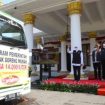 Gubernur Jatim, Khofifah Indar Parawansa saat memberangkatkan truk untuk mendistribusikan minyak goreng ke Kabupaten/Kota di Jawa Timur.Minggu (6/3/2022)
