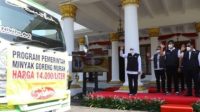 Gubernur Jatim, Khofifah Indar Parawansa saat memberangkatkan truk untuk mendistribusikan minyak goreng ke Kabupaten/Kota di Jawa Timur.Minggu (6/3/2022)