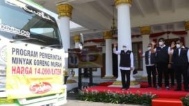 Gubernur Jatim, Khofifah Indar Parawansa saat memberangkatkan truk untuk mendistribusikan minyak goreng ke Kabupaten/Kota di Jawa Timur.Minggu (6/3/2022)