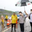 Wakil Gubernur Jawa Timur Emil Elistianto Dardak, saat meninjau langsung terjadinya longsor di tebing pinggir jalan Tol Pandaan-Malang Km 78+900 arah ke Malang dan Surabaya.Rabu (9/3/2022).