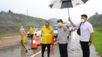 Wakil Gubernur Jawa Timur Emil Elistianto Dardak, saat meninjau langsung terjadinya longsor di tebing pinggir jalan Tol Pandaan-Malang Km 78+900 arah ke Malang dan Surabaya.Rabu (9/3/2022).