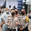 Kakorlantas Polri, Irjen Pol Firman Shantyabudi saar di Bundaran Waru Surabaya usai mengecek jalur Trans Jawa jelang Lebaran.Ksmis (10/3/2022).
