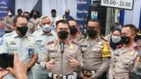 Kakorlantas Polri, Irjen Pol Firman Shantyabudi saar di Bundaran Waru Surabaya usai mengecek jalur Trans Jawa jelang Lebaran.Ksmis (10/3/2022).