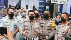 Kakorlantas Polri, Irjen Pol Firman Shantyabudi saar di Bundaran Waru Surabaya usai mengecek jalur Trans Jawa jelang Lebaran.Ksmis (10/3/2022).