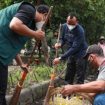 Gus Bupati Muhdlor saat bersih - bersih bersama warga didampingi Kepala DLHK kabupaten Sidoarjo, Dr.Bahrul Amig dan Kakel Lemahpuro H.Achmaf Hariadi, Sabtu (12/3/2022).