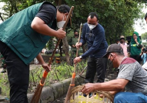 Bupati Sidoarjo Bersama Warga Kompak Bersihkan PSU Kawasan Taman Pinang Indah
