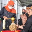 Gubernur Jawa Timur Khofifah Indar Parawansa melakukan prosesi 