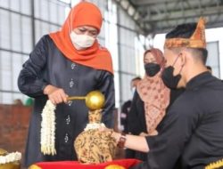 Gubernur Jawa Timur Khofifah Indar Parawansa melakukan prosesi