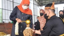 Gubernur Jawa Timur Khofifah Indar Parawansa melakukan prosesi 
