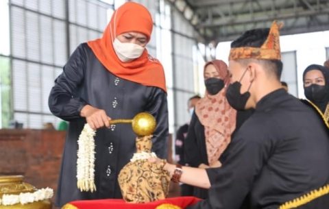 Gubernur Jatim Lakukan Prosesi Mendhet Tirto lan Siti, Bawa Air dan Tanah Kedaton Majapahit ke IKN Nusantara