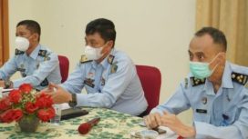 Kadiv Pemasyarakatan Kanwil Kemenkumham Jatim, Teguh Wibowo, 
saat memberikan arahan pada seluruh pejabat struktural dan staf mengikuti kegiatan secara hybrid .Senin (14/3/2022).