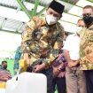 Wabup Sidoarjo H Subandi SH, saat meninjau langsung operasi pasar Migor di Pasar Porong. Selasa (15/3/2022).