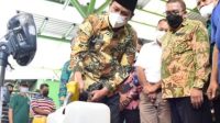 Wabup Sidoarjo H Subandi SH, saat meninjau langsung operasi pasar Migor di Pasar Porong. Selasa (15/3/2022).