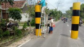 Pemasangan portal di Jembatan terusan Bojonegoro - Tuban.Selasa (15/3/2022)