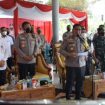 Wakapolda Jatim, Brigjen. Pol.Slamet Hadi Supraptoyo, didampingi Kapolresta Sidoarjo Kombes Pol Kusumo Wahyu saat mengikuti zoom meeting serentak seluruh Indonesia di Perum AURI Lemahputro Sidoarjo.Rabu (16/3/2022).