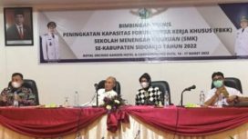 PJ Sekdaprov Jatim Wahid Wahyudi, saat memberi motivasi dalam Bimbingan Teknis Peningkatan Kapasitas Forum Bursa Kerja Khusus Sekolah Menengah Kejuruan (SMK) Se- Kabupaten Sidoarjo di Kota Batu, Rabu (16/3/2022).