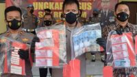 Kapolresta Sidoarjo Kombes Pol Kusumo Wahyu Bintoro, SH., SIK. saat memberikan keterangan Pers terkait keberhasilan anggota nya meringkus Pembuat dan Pengedar Upal.Jumat (18/3/2022)