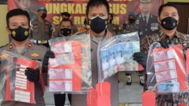 Kapolresta Sidoarjo Kombes Pol Kusumo Wahyu Bintoro, SH., SIK. saat memberikan keterangan Pers terkait keberhasilan anggota nya meringkus Pembuat dan Pengedar Upal.Jumat (18/3/2022)