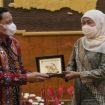 Gubernur Jawa Timur, Khofifah Indar Parawansa, saat menerima audiensi Ketua Pengadilan Tinggi Agama Surabaya, H. Mohammad Yamin  Awie, di Gedung Negara Grahadi Surabaya, Jumat (18/3/2022).