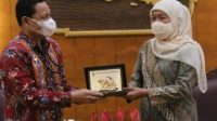 Gubernur Jawa Timur, Khofifah Indar Parawansa, saat menerima audiensi Ketua Pengadilan Tinggi Agama Surabaya, H. Mohammad Yamin  Awie, di Gedung Negara Grahadi Surabaya, Jumat (18/3/2022).