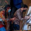 Wakil Gubernur Jawa timur Emil Dardak, saat menggoreskan canting di lembaran kain pada  Festival Batik Blitar Keren 2022 di Monumen Perjuangan Pembela Tanah Air (PETA) Kota Blitar, Minggu (20/3/2022).
