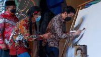 Wakil Gubernur Jawa timur Emil Dardak, saat menggoreskan canting di lembaran kain pada  Festival Batik Blitar Keren 2022 di Monumen Perjuangan Pembela Tanah Air (PETA) Kota Blitar, Minggu (20/3/2022).