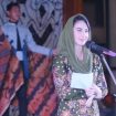Ketua Dekranasda Provinsi Jatim Arumi Bachsin Emil Dardak saat menghadiri Gebyar Batik Pamekasan yang digelar di Pendopo Kridomanunggal Kab. Tuban, Minggu (20/3/2022).